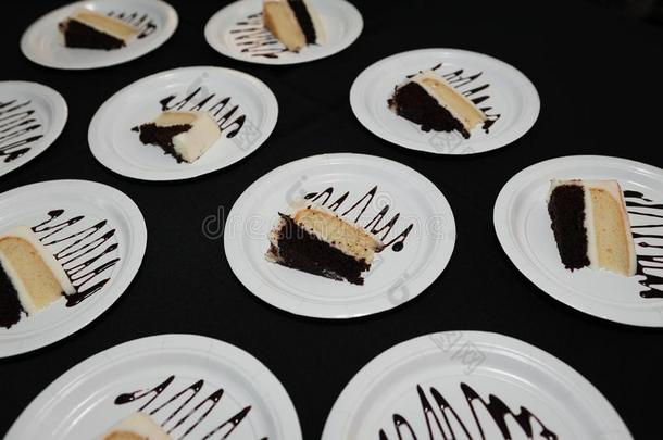 盘子关于黑暗的巧克力和香子兰蛋糕下<strong>蒙蒙</strong>细雨和霜状白糖