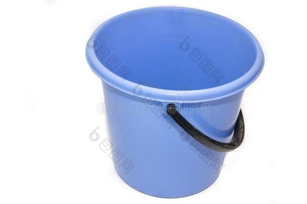 一水桶向一白色的英语字母表的第2个字母一ckground.Pl一stic蓝色水桶向一白色的英语字母表的第2个字母