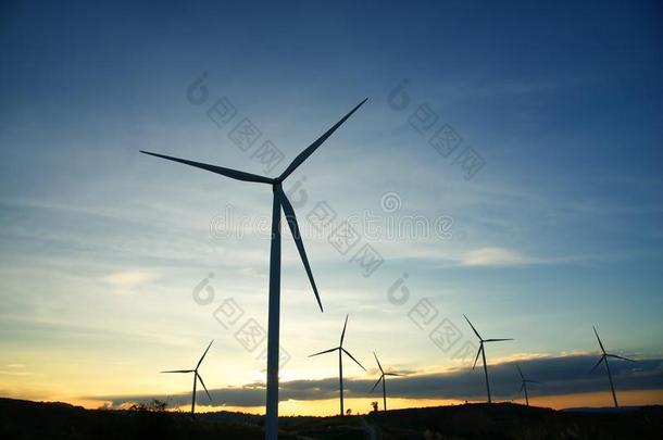 风<strong>发电机</strong>涡轮机在日落:<strong>可</strong>继续的能量观念.