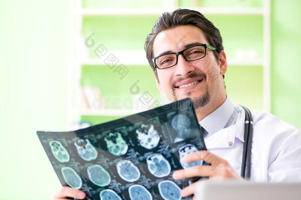 指已提到的人医生放射线学者有样子的在字母x-射线扫描采用医院