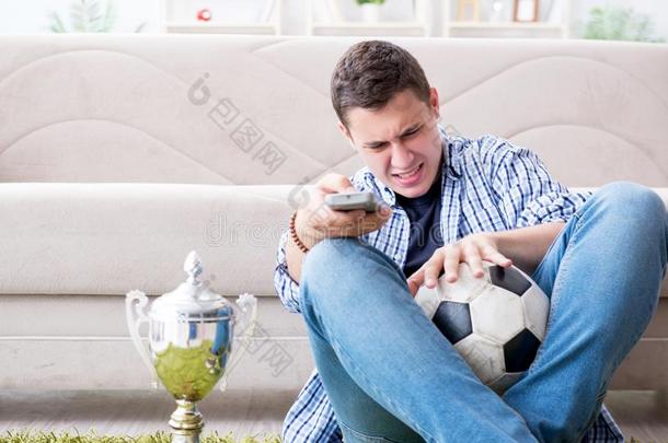 指已提到的人年幼的男人学生观察足球在家