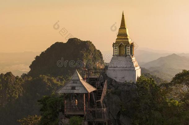 塔用来表示某人或某物即主语本身build的过去式和过去分词向小山顶