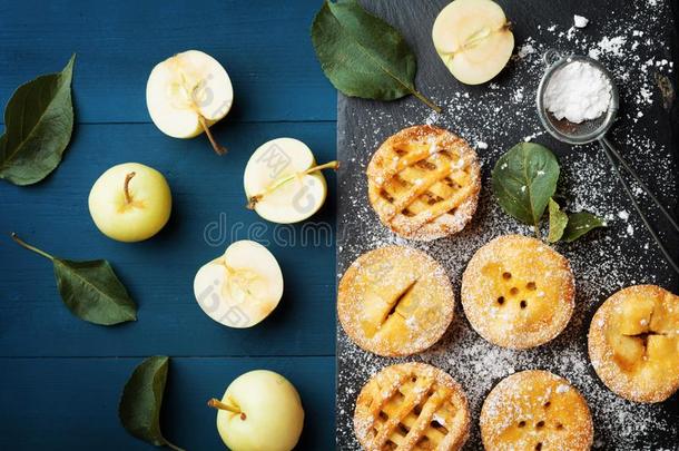 美味的自家制的苹果馅饼向板岩板.糕点餐后甜食顶竞争