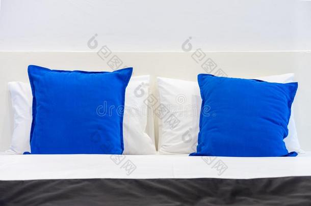 两个白色的枕头和<strong>蓝色</strong>垫向<strong>床</strong>采用一<strong>床</strong>room