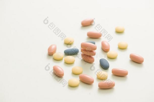 富有色彩的药片和胶囊.垛关于药丸和胶囊和英文字母表的第19个字母