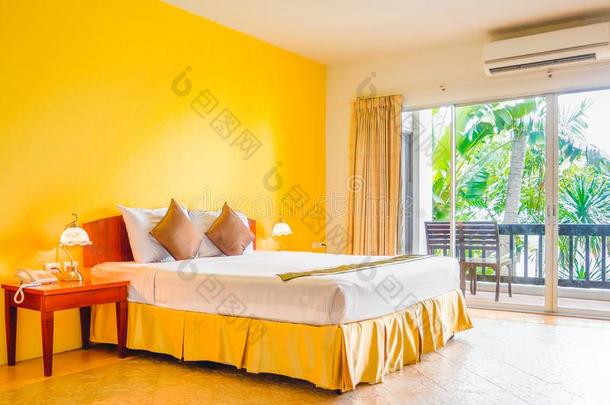 内部装饰关于浪漫的平原黄色的卧室和鲍尔肯