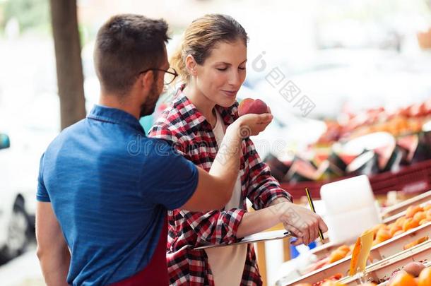 美丽的年幼的顾客嗅蜜桃采用健康状况食品杂货店int.安静