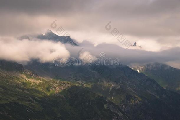 齐勒河谷山峰