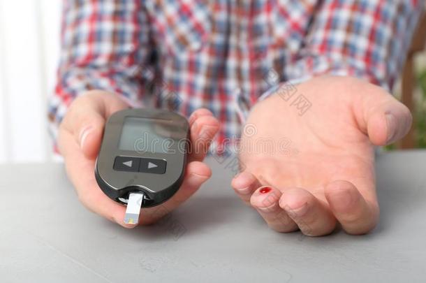 男人校核血食糖水平和血糖测计仪