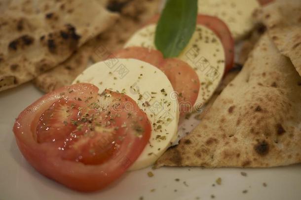 红白小碟沙拉和香草橄榄油面包面包