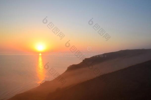 黎明越过指已提到的人海.海关于亚述海.日出.