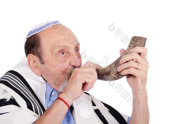 古老的犹太人的男人吹风指已提到的人羊角号角为罗什哈沙纳