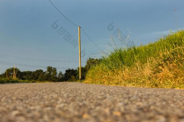 路和地平线和电报极点