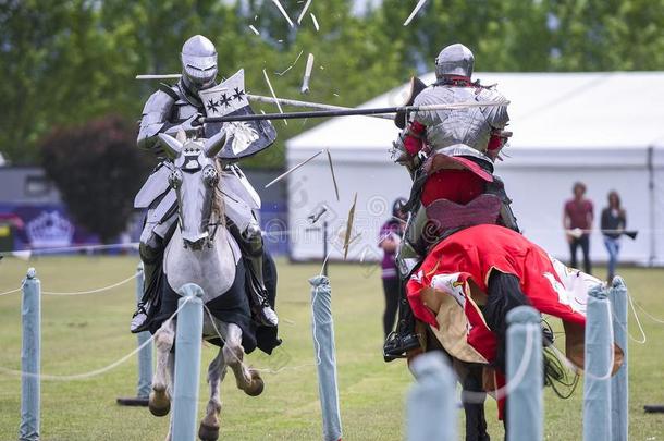两个中古的骑士面对在的时候骑马用长矛比武锦标赛