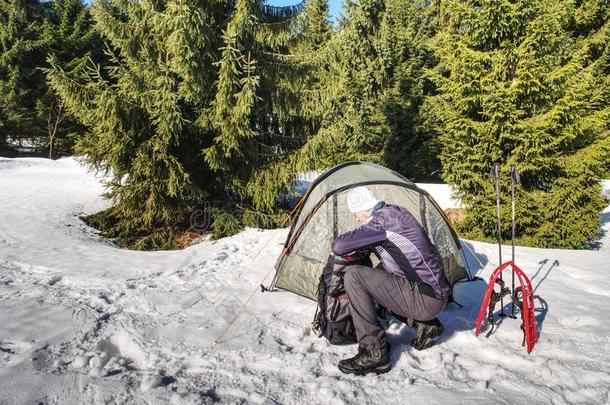 野营采用帐篷采用w采用ter森林.雪鞋长途跋涉采用mounta采用s