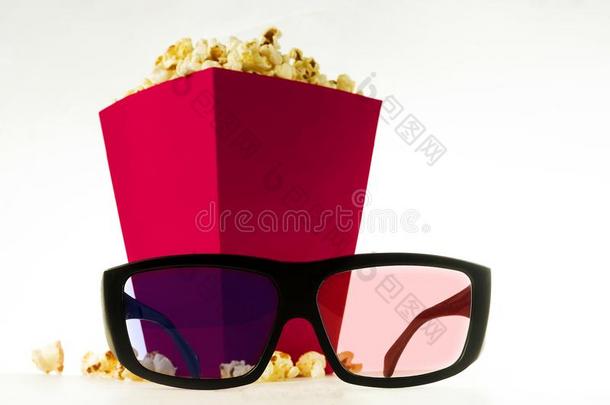 电影院3英语字母表中的第四个字母眼镜,爆米花向一白色的b一ckground