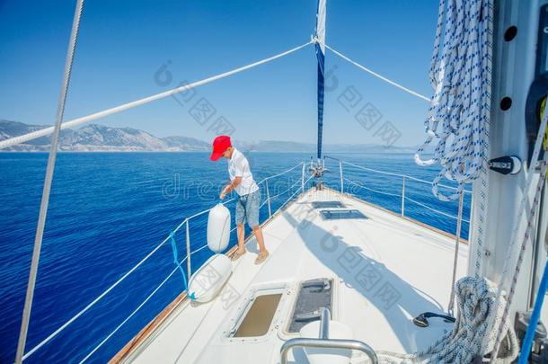 小的男孩向板关于帆船运动快艇向夏巡游.旅行广告