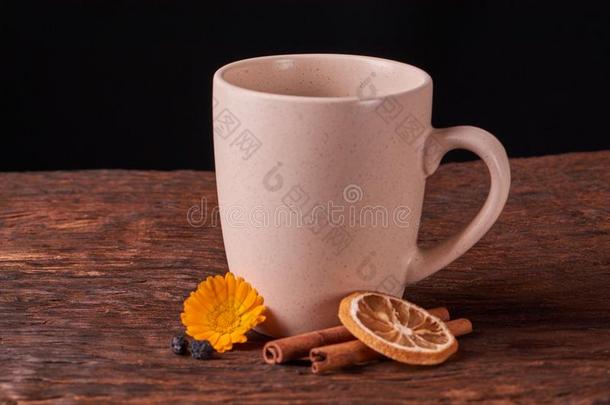 乳霜杯子和树叶关于茶水,成果和干燥的成果茶水向鲁斯蒂