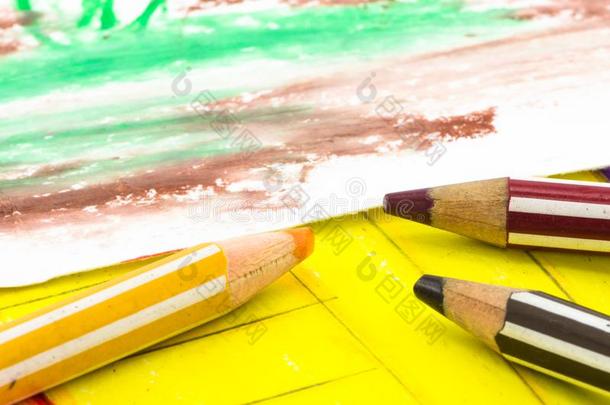 简单的孩子们绘画和颜色铅笔产卵数,颜色ful后面
