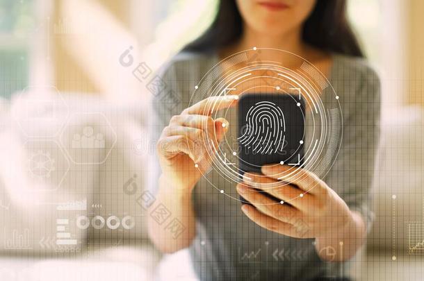 指纹扫描科技和女人使用一sm一rtphone