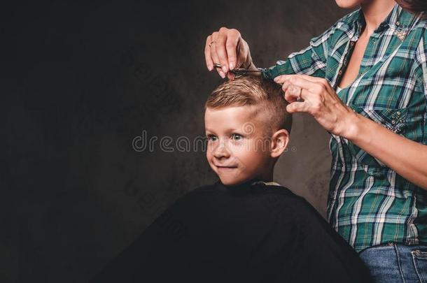 孩子们理发师和剪刀是（be的三单形式锋利的小的男孩反对