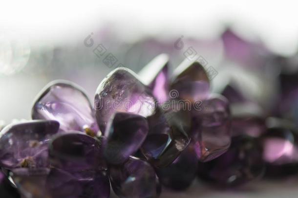 紫蓝色宝石水晶向白色的背景.
