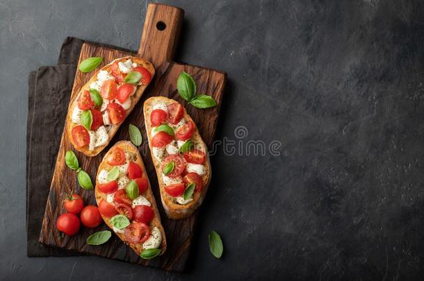 意大利烤面包片和番茄,意大利干酪奶酪和罗勒属植物向一卡蒂