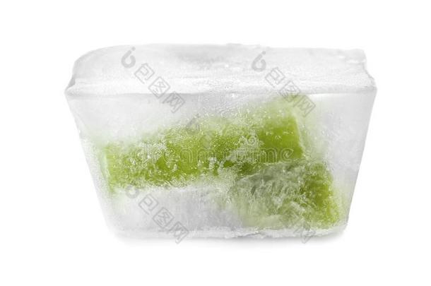 绿色的豆采用冰立方形向白色的背景