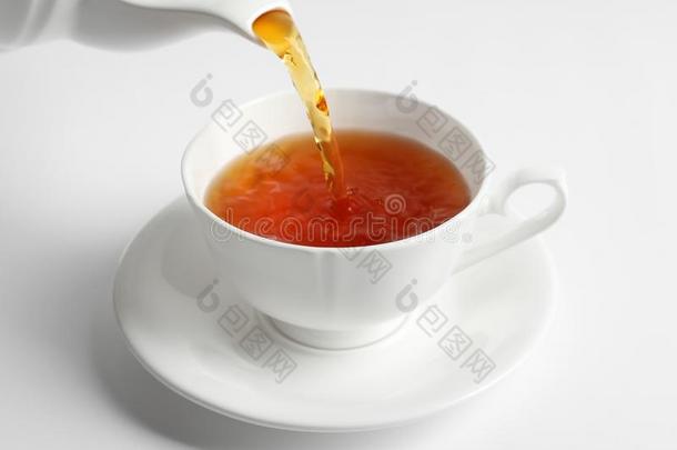 传布热的茶水<strong>进入</strong>中瓷杯子