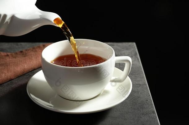 传布热的茶水进入中白色的瓷杯子