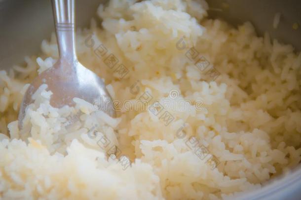 煮熟的茉莉稻采用指已提到的人电的稻炊具罐和指已提到的人singlecrossover单一的交叉