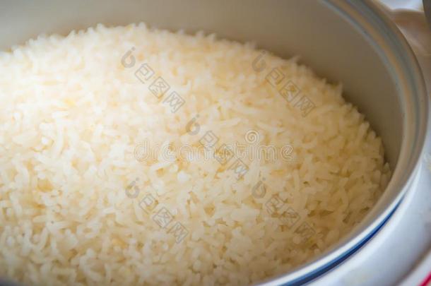 煮熟的茉莉稻采用指已提到的人电的稻炊具罐和准备好的向