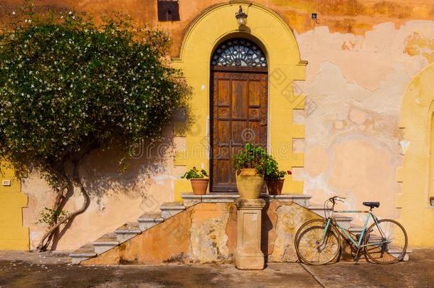 典型的,普通的西西里岛的门口和自行车