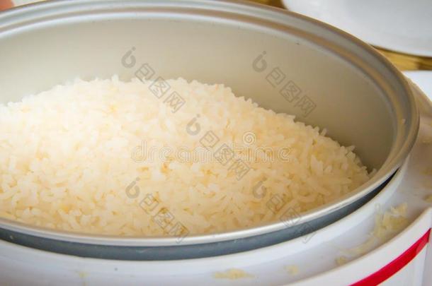 煮熟的茉莉稻采用指已提到的人电的稻炊具罐和准备好的向