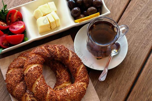 土耳其的硬面包圈向木制的表,茶水和<strong>早餐盘</strong>子.