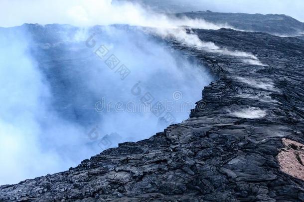 蒸汽,气体和硫的酸味的上升从基拉韦亚喷火山口