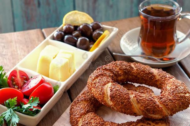 土耳其的硬面包圈向木制的表,茶水和<strong>早餐盘</strong>子.