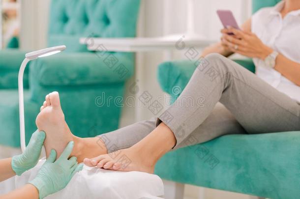 女人使人疲乏的灰色的裤子一次享有脚按摩