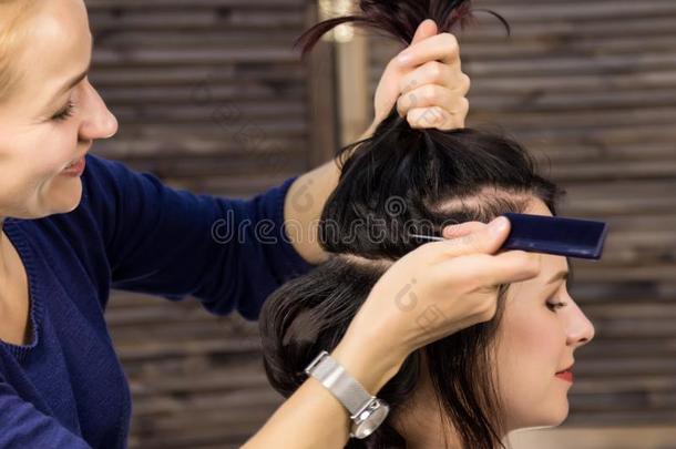优美的女人采用美好大厅.理发师做把头发做成某种式样采用指已提到的人