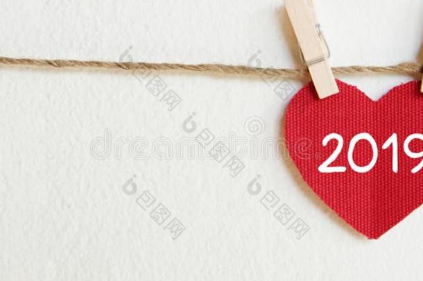 <strong>2019</strong>新的年招呼卡片样板,红色的织物心和<strong>2019</strong>