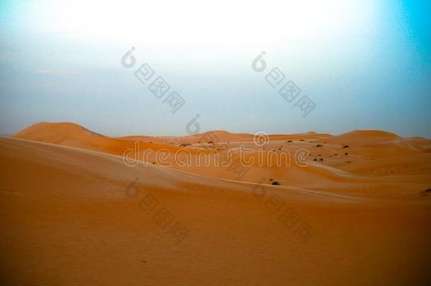 日落看法向撒哈拉沙漠沙丘在近处Chinguetti,毛利塔尼亚