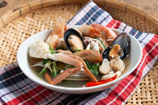 辛辣的海产食品汤向白色的盘,ThaiAirwaysInternational泰航国际烹饪