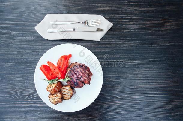 烤的肉和茄子和红色的胡椒向一白色的pl一te.格瑞尔
