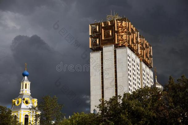 专科<strong>学校</strong>关于科学建筑物采用莫斯科.<strong>戏剧</strong>的有暴风雨的天后面