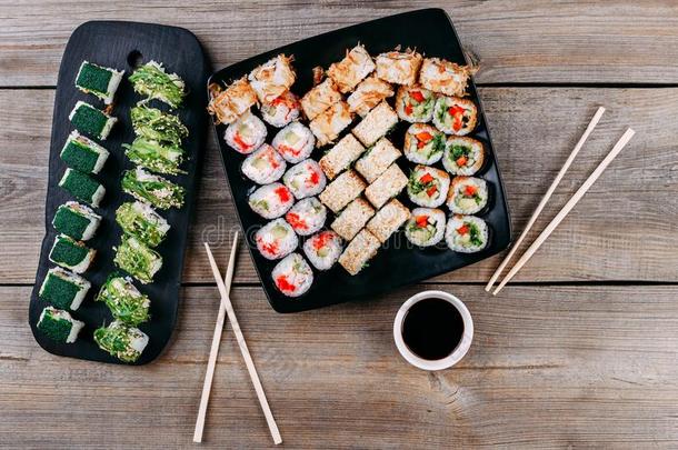 寿司盘子和调味汁和筷子,复制品空间