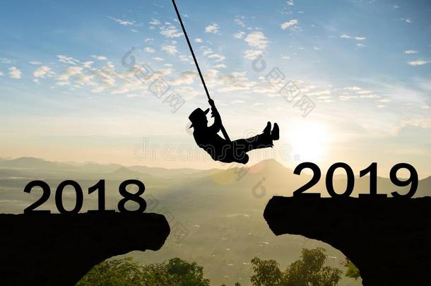 幸福的新的年2019女人粗绳跳悬崖