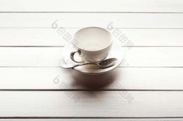 茶水杯子和茶杯托向木制的木板