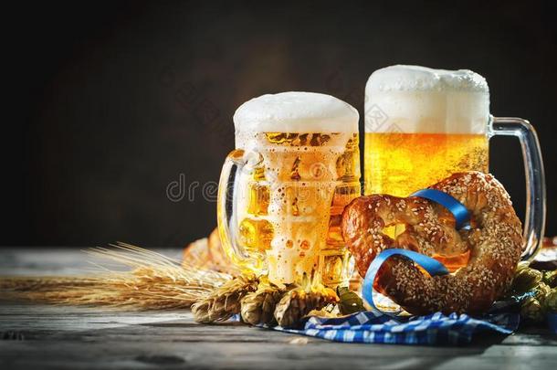 啤酒脸和椒盐卷饼向一木制的t一ble.啤酒节.啤酒固体的