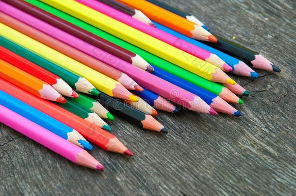 颜色铅笔向木制的背景