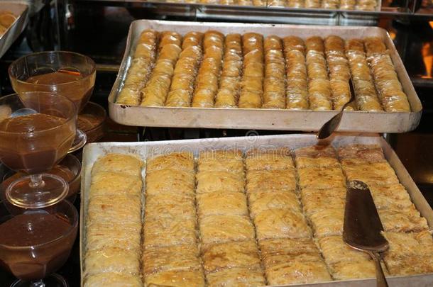 阿拉伯的蜜糖果仁千层酥.传统的土耳其的和阿拉伯的蜜糖果仁千层酥.
